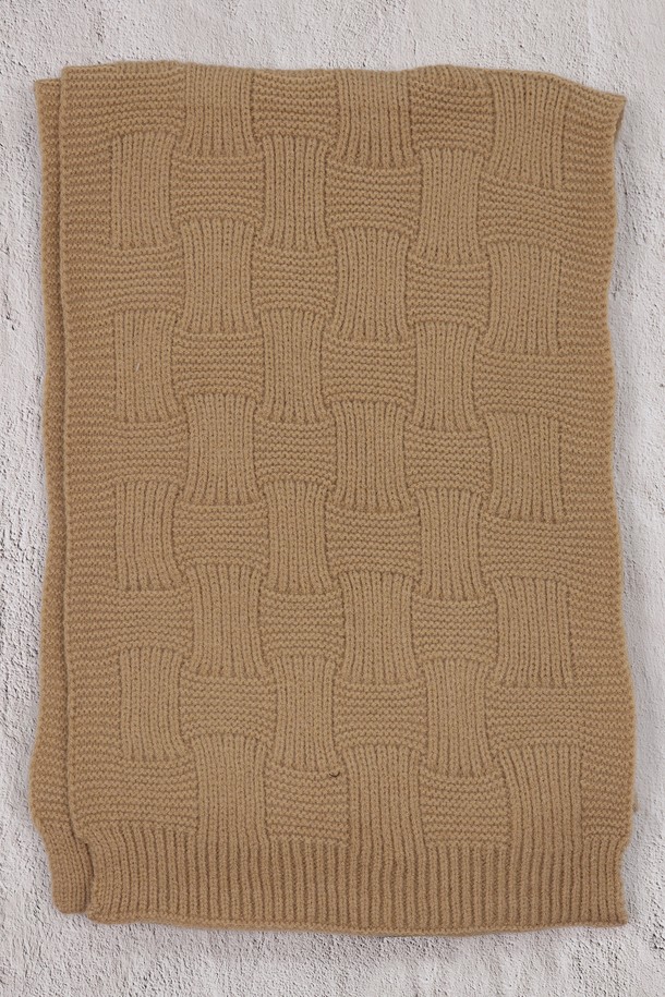 격자 패턴 니트 머플러 AMU123A는 부드러운 니트 소재로 제작되어 가을, 겨울철 따뜻함을 선사하는 머플러입니다. 베이지, 브라운 두 가지 색상으로 출시되어 다양한 룩에 매치하기 용이하며, 캐주얼 및 베이직 스타일을 연출하기 좋습니다. 격자 무늬 디자인과 두꺼운 두께감으로 보온성을 높였으며, 니트 짜임 특유의 부드러운 촉감이 특징입니다. 일상생활에서 활용하기 좋은 실용적인 아이템입니다.
