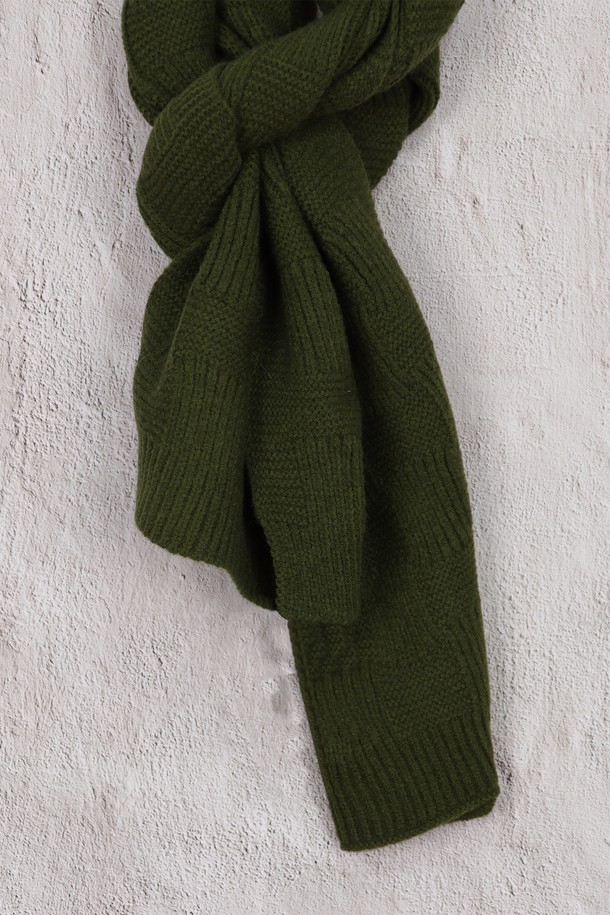 격자 패턴 니트 머플러 AMU123A는 부드러운 촉감과 두꺼운 두께로 따뜻함을 선사하는 머플러입니다. 카키와 그린 두 가지 색상으로 출시되어 다양한 겨울 스타일을 연출할 수 있습니다. 베이직하고 캐주얼한 스타일을 선호하는 분들께 추천하며, 격자 무늬 디자인이 특징입니다. 뛰어난 보온성으로 추운 날씨에도 따뜻하게 착용할 수 있습니다. 캐주얼, 클래식, 미니멀 스타일 모두 소화 가능한 활용도 높은 아이템입니다.
