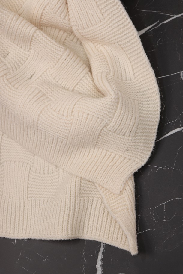 격자 패턴 니트 머플러 AMU123A는 부드러운 니트 소재로 제작되어 포근한 착용감을 선사합니다. 아이보리와 베이지 색상으로 구성되어 있어 어떤 스타일에도 잘 어울리며, 가을, 겨울철 데일리룩에 활용하기 좋습니다. 두꺼운 두께감과 격자 무늬 디자인은 보온성을 높여주며, 캐주얼, 클래식, 미니멀 스타일 모두 소화 가능한 활용도 높은 머플러입니다. 산책룩에 매치하여 포근하고 아늑한 분위기를 연출해 보세요.
