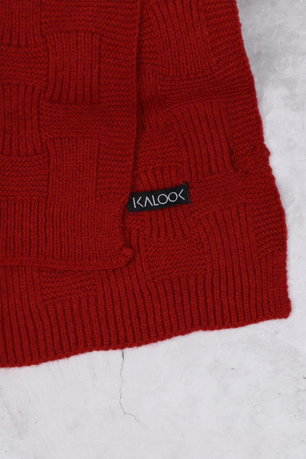 격자 패턴 니트 머플러 AMU123A는 부드러운 니트 소재로 제작되어 포근한 착용감을 선사합니다. 가을과 겨울, 쌀쌀한 날씨에 보온성을 더해주는 두꺼운 두께의 롱 스카프입니다. 격자 무늬 패턴이 돋보이는 디자인으로, 베이직하고 캐주얼한 스타일을 연출하기 좋습니다. 레드, 버건디 두 가지 색상으로 출시되어, 다양한 룩에 포인트 아이템으로 활용 가능합니다. 산책룩, 출근룩 등 데일리룩에 클래식하고 미니멀한 감성을 더해보세요.
