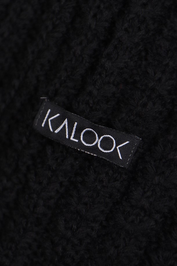 눈꽃 패턴 니트 목도리 머플러 AMU125A는 가을, 겨울철 따뜻함을 선사하는 베이직 스타일의 목도리/머플러입니다. 보온성이 뛰어난 니트 소재로 제작되었으며, 부드러운 촉감이 특징입니다. 블랙 컬러에 눈꽃 패턴 디자인이 더해져 클래식, 미니멀, 캐주얼 등 다양한 스타일에 매치하기 좋습니다. 두꺼운 두께감으로 추운 날씨에도 따뜻하게 착용할 수 있으며, 일상에서 폭넓게 활용할 수 있습니다.
