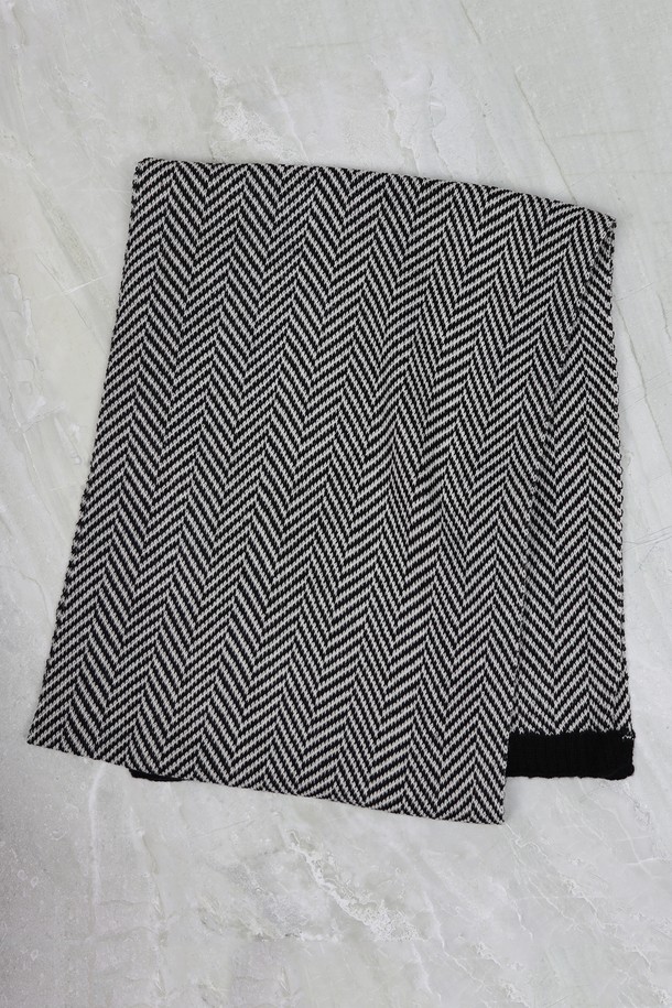 빗살 체크 블랙 머플러 AMU126A는 클래식, 미니멀, 캐주얼 스타일에 모두 잘 어울리는 머플러/스카프입니다. 사계절 내내 활용 가능한 폴리에스테르 소재로 제작되어 부드러운 착용감을 선사합니다. 빗살 체크 패턴과 블랙 컬러의 조화가 세련된 분위기를 연출하며, FREE 사이즈로 누구나 편안하게 착용할 수 있습니다. 쌀쌀한 날씨에는 따뜻하게, 간절기에는 멋스러운 스타일링을 완성해 보세요. 데일리룩에 포인트 아이템으로 활용하기 좋은 머플러입니다.
