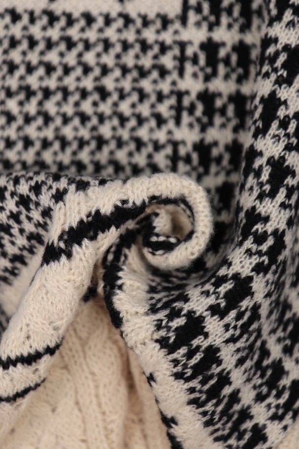 하운드투스 체크 패턴 배색 머플러 AMU138는 가을, 겨울철 당신의 스타일을 완성해 줄 머플러/스카프입니다. 부드러운 니트와 울 소재로 제작되어 뛰어난 보온성을 자랑하며, 차분하면서도 세련된 블랙, 화이트, 베이지 색상의 조화가 돋보입니다. 클래식하고 베이직한 디자인에 하운드투스 체크 패턴이 더해져 출근룩, 모임룩 등 다양한 TPO에 활용 가능합니다. 두꺼운 두께감으로 따뜻함을 더하며, 미니멀한 스타일을 선호하는 분들께 추천합니다.
