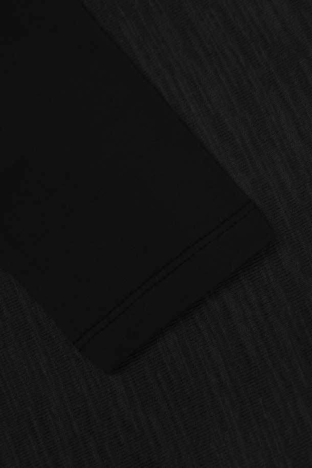 남성 솔리드 봄 가을 코튼 브이넥 긴팔 티셔츠 TEE102는 베이직한 스타일의 남성용 긴팔 티셔츠입니다. 부드러운 촉감의 면 소재로 제작되었으며, 봄, 가을 간절기에 착용하기 좋습니다. 슬림핏 디자인에 브이넥 라인으로 세련된 느낌을 더했습니다. 아이보리, 블랙, 블루, 브라운 4가지 색상으로 출시되어 데이트룩, 카페룩 등 다양한 TPO에 활용 가능합니다. 니트 느낌의 솔리드 소재에 신축성이 약간 있어 편안하게 착용할 수 있습니다. 캐주얼, 미니멀, 클래식 스타일을 즐겨 입는 남성분들께 추천합니다.
