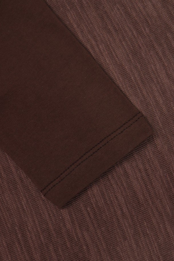 남성 솔리드 봄/가을 코튼 브이넥 긴팔 티셔츠 TEE102는 부드러운 착용감의 면 소재로 제작되어 편안함을 선사합니다. 얇은 두께감으로 봄, 가을 간절기에 적합하며, 슬림핏 디자인과 베이직 스타일로 미니멀, 클래식, 캐주얼 등 다양한 룩에 활용하기 좋습니다. 아이보리, 블랙, 네이비, 브라운까지 네 가지의 기본 컬러로 출시되어 폭넓은 선택이 가능합니다. 약간의 신축성이 있어 활동성을 높였으며, 비침 걱정 없이 니트 느낌으로 세련된 분위기를 연출할 수 있습니다. 브이넥 라인과 긴 소매 디자인이 특징인 솔리드 긴팔 티셔츠입니다.
