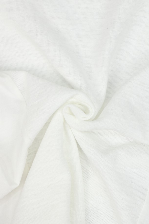 남성 솔리드 봄 가을 코튼 브이넥 긴팔티 TEE102는 부드러운 촉감의 면 소재로 제작되어 편안한 착용감을 선사합니다. 얇은 두께감과 슬림핏 디자인으로 제작되어 봄, 가을 시즌에 적합하며, 베이직한 스타일의 무지 디자인으로 다양한 스타일에 매치하기 좋습니다. 아이보리, 블랙, 블루, 브라운 4가지 컬러로 출시되어 취향에 맞는 색상을 선택할 수 있습니다. 신축성이 약간 있으며, 니트 느낌의 소재로 제작되어 데이트룩, 카페룩 등 캐주얼한 스타일에 잘 어울립니다. 미니멀, 클래식, 캐주얼 스타일을 즐겨 입는 남성분들께 추천합니다.
