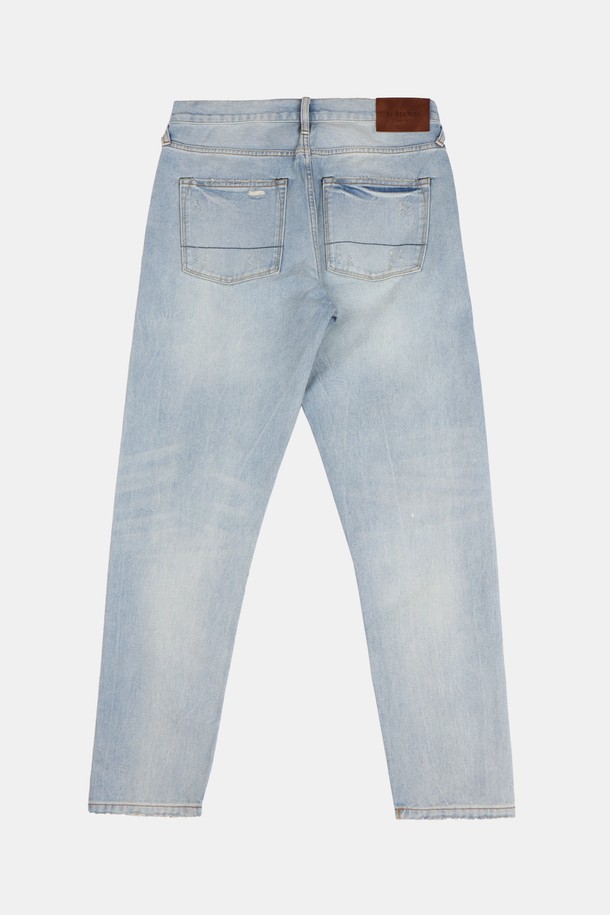 IKALOOK (이카룩) 봄/가을 연청 레귤러 핏 데미지 진 AJN172는 캐주얼한 스타일을 연출하기 좋은 남성 데님 팬츠입니다. 연청 컬러에 데미지 디테일이 더해져 트렌디한 무드를 선사하며, 면 98%와 폴리우레탄 2%의 혼방 소재로 제작되어 편안한 착용감을 제공합니다. 레귤러 핏으로 제작되어 누구나 부담 없이 즐겨 입을 수 있으며, 봄, 가을, 여름 시즌에 착용하기 적합합니다. 지퍼형 여밈 방식으로 간편하게 착용 가능하며, 데이트룩, 동네 마실룩, 쇼핑룩 등 다양한 TPO에 활용하기 좋습니다. 미니멀, 시티보이 스타일을 즐기는 분들께 추천합니다.
