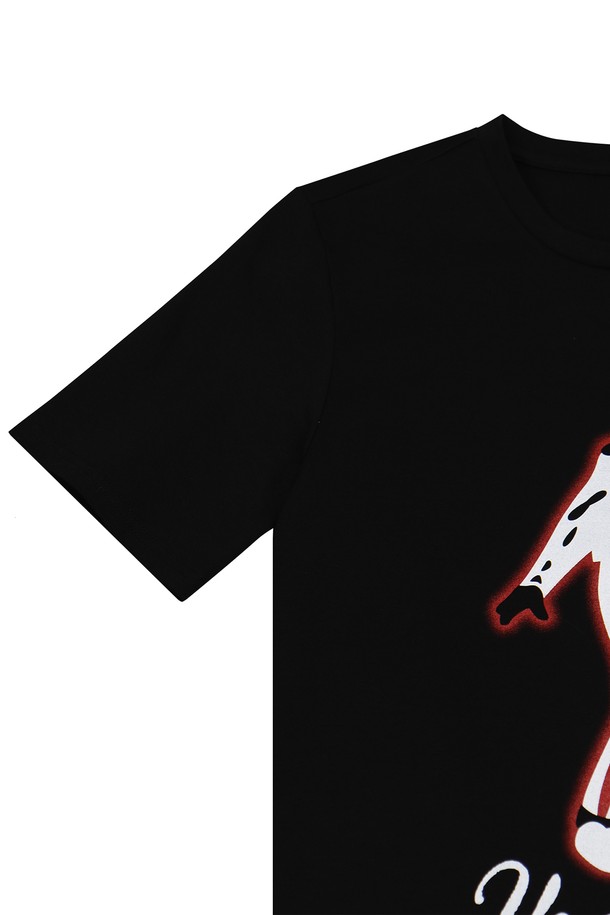 마이클 나염 실켓 반팔 티셔츠 ASTEE116은 남성용 티셔츠로, 봄, 여름, 가을 시즌에 착용하기 적합합니다. 부드러운 촉감의 면, 나일론, 폴리우레탄 혼방 소재로 제작되었으며, 슬림핏 라운드넥 디자인에 얇은 두께로 편안한 착용감을 제공합니다. 캐주얼 스타일의 나염 프린트가 돋보이며, 화이트와 블랙 두 가지 색상으로 출시되었습니다.
