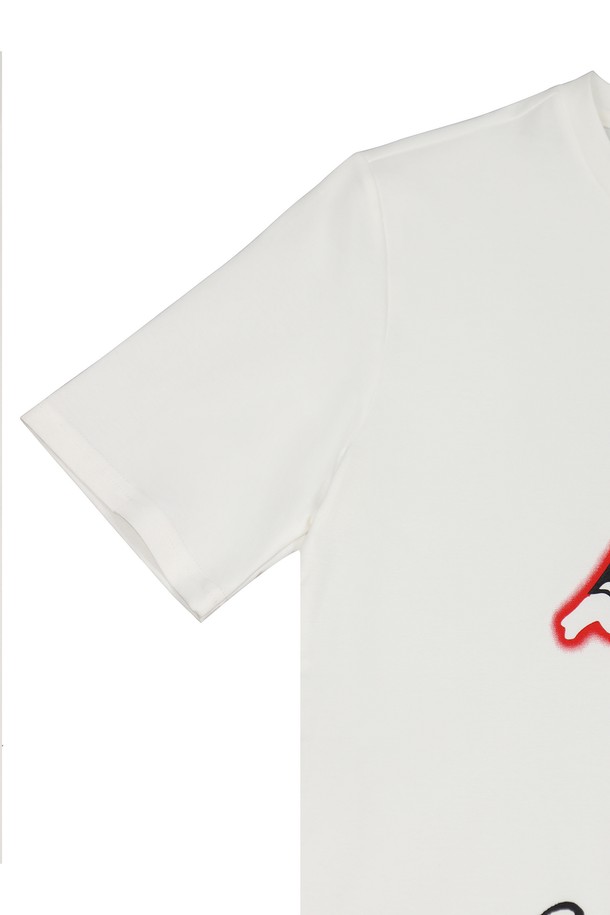 마이클 나염 실켓 반팔 티셔츠 ASTEE116은 부드러운 촉감의 면, 나일론, 폴리우레탄 혼방 소재로 제작되었으며, 신축성이 있어 편안한 착용감을 제공합니다. 베이직한 스타일의 남성용 슬림핏 라운드넥 반팔 티셔츠로, 프린트 패턴이 돋보이며 화이트, 블랙 색상으로 출시되었습니다. 일상복으로 적합하며 봄, 여름, 가을, 겨울 모든 계절에 착용하기 좋습니다.
