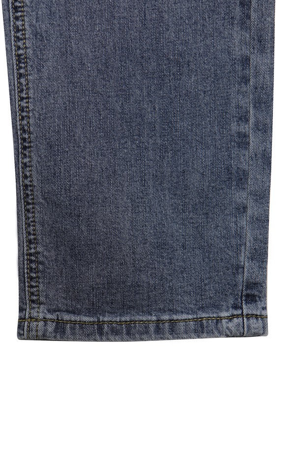 남성용 봄, 가을 시즌에 적합한 BLUE 컬러의 레귤러핏 캐주얼 청바지입니다. 컷아웃 디자인이 돋보이며, 면과 폴리우레탄 혼방 소재로 제작되어 신축성이 좋습니다. 일상복으로 편안하게 착용 가능하며, 지퍼형으로 간편하게 여닫을 수 있습니다.
