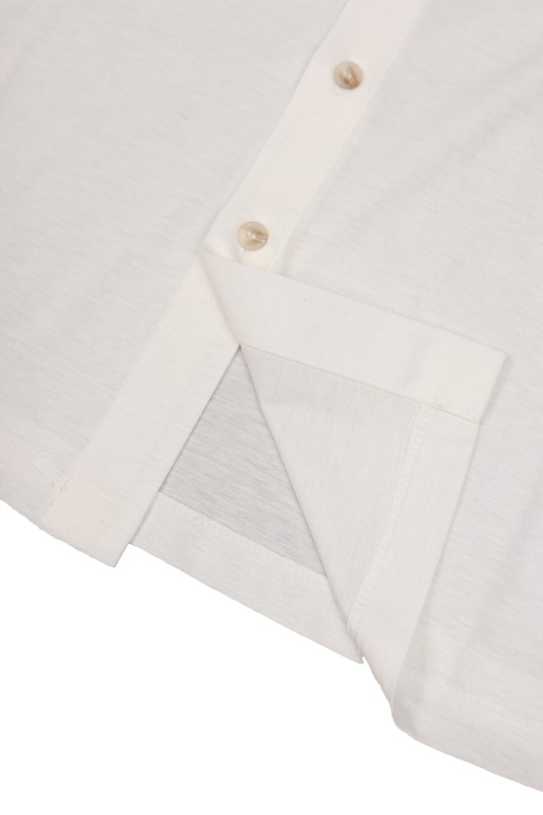 남성용 고급 텐셀 셔츠형 반팔 카라 티셔츠 STEE102A는 부드러운 텐셀과 면 혼방 소재로 제작되어, 얇은 두께감과 약간의 신축성으로 편안한 착용감을 선사합니다. 베이직한 스트라이프 패턴과 슬림핏 디자인으로 일상복에 잘 어울리며, 베이지, 블랙, 화이트 색상으로 제공됩니다. 고급 국내 원단을 사용하여 제작되었으며, 카라 디자인으로 세련된 느낌을 더했습니다.
