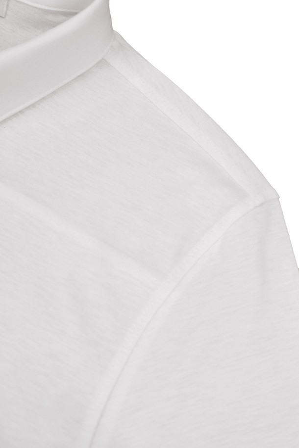 남성용 고급 텐셀 셔츠형 반팔 카라 티셔츠 STEE102A는 부드러운 텐셀과 면 혼방 소재로 제작되어 시원하고 편안한 착용감을 제공합니다. 베이직한 디자인에 슬림핏으로 제작되었으며, 베이지, 블랙, 화이트 색상으로 다양한 스타일 연출이 가능합니다. 일상복으로 적합하며, 얇은 두께와 약간의 신축성으로 여름철에도 쾌적하게 입을 수 있습니다.
