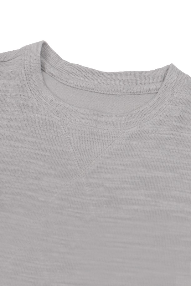 남성 솔리드 슬리브 반팔 티셔츠 STEE101A는 베이직한 스타일의 남성용 반팔 티셔츠입니다. 봄, 여름, 가을, 겨울 사계절 모두 착용 가능하며, 데이트룩이나 동네 마실룩으로 활용하기 좋습니다. 라운드넥에 레귤러핏으로 제작되었으며, 부드러운 촉감의 면, 폴리에스테르 혼방 소재로 제작되어 편안한 착용감을 선사합니다. 얇은 두께감에 약간의 신축성이 있어 활동성을 높였으며, 비침은 거의 없습니다. 캐주얼, 미니멀, 클래식 스타일을 즐겨 입는 남성분들께 추천합니다.
