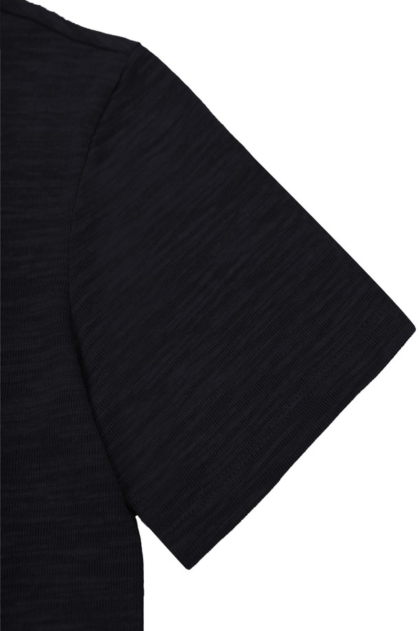 남성 솔리드 슬리브 반팔 티셔츠(STEE101A)는 베이직한 스타일의 라운드넥 반팔 티셔츠입니다. 면과 폴리에스터 혼방 소재로 제작되어 부드러운 촉감을 자랑하며, 봄, 여름, 가을, 겨울 사계절 모두 활용 가능합니다. 레귤러핏에 무지 디자인으로 어떤 스타일에도 쉽게 매치할 수 있으며, 데이트룩이나 동네 마실룩 등 편안한 일상에 적합합니다. 니트 느낌으로 제작되어 고급스러운 분위기를 더하며, 신축성이 약간 있어 편안한 착용감을 제공합니다. 비침이 없어 단독으로 입기 좋으며, 평소보다 한 사이즈 크게 선택하는 것을 추천합니다.
