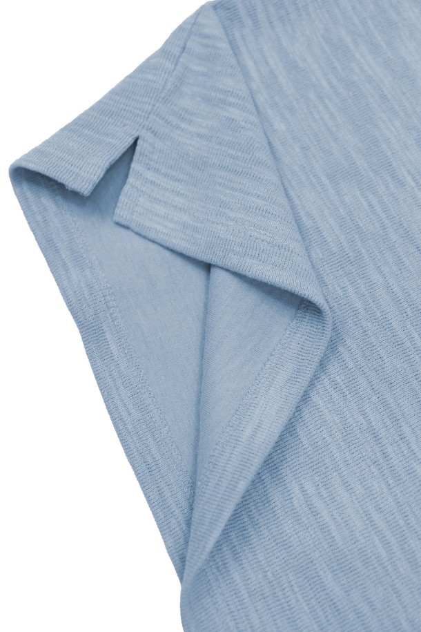 남성 솔리드 슬리브 반팔 티셔츠 STEE101A는 베이직한 스타일의 무지 티셔츠입니다. 부드러운 촉감의 면과 폴리에스테르 혼방 소재로 제작되었으며, 라운드넥과 루즈핏으로 편안하게 착용할 수 있습니다. 봄, 여름, 가을, 겨울 사계절 모두 활용 가능하며, 데이트룩이나 집콕룩 등 다양한 TPO에 적합합니다. 컬러는 블루, 베이지, 블랙, 화이트 4가지로 출시되었으며, 니트 느낌으로 제작되어 기본 아이템으로 활용하기 좋습니다. 약간의 신축성이 있으며 비침은 없습니다. 평소보다 한 사이즈 크게 선택하는 것을 추천합니다.
