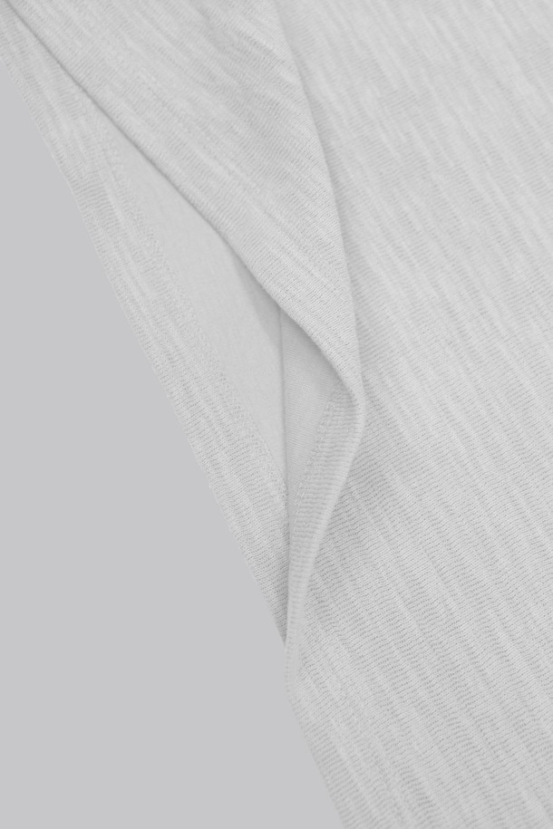 남성 솔리드 슬리브 반팔 티셔츠 STEE101A는 베이직한 스타일의 반팔 티셔츠입니다. 면과 폴리에스테르 혼방 소재로 제작되어 부드러운 촉감과 중간 두께감을 자랑하며, 봄, 여름, 가을, 겨울 사계절 모두 활용 가능합니다. 라운드넥에 무지 패턴으로 디자인되어 어떤 옷에도 잘 어울리며, 레귤러 핏으로 편안하게 착용할 수 있습니다. 데이트룩, 카페룩 등 다양한 TPO에 맞춰 캐주얼, 미니멀, 클래식 스타일을 연출해보세요. 신축성이 약간 있으며 비침이 없는 것이 특징이며, 니트 느낌으로 제작되었습니다. 기본 사이즈보다 한 사이즈 크게 착용하는 것을 추천합니다.
