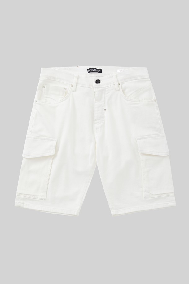 다채로운 색상과 개성 넘치는 스타일을 연출하는 멀티 컬러 하프 팬츠입니다. 블랙, 브라운, 블루, 그레이 등 8가지 다채로운 색상으로 출시되어 있으며, 와이드핏과 조거핏 두 가지 핏으로 편안한 착용감을 선사합니다. 면, 폴리에스터, 레이온, 폴리우레탄 혼방 소재에 카고 포켓, 디스트로이드, 스크래치, 데미지 디테일, 금속 리벳, 허리 가죽 패치, 탈부착 가능한 스트랩 등 다양한 디자인 요소를 더하여 캐주얼한 무드를 강조했습니다.
