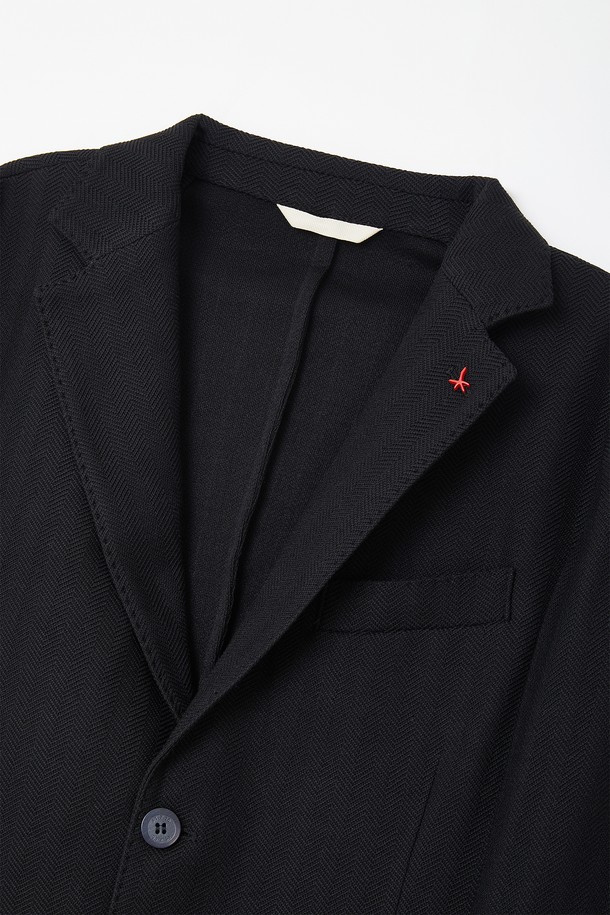 블랙 컬러의 헤링본 패턴이 돋보이는 CJK107 스판 자켓입니다. 봄, 가을에 착용하기 적합하며, 베이직한 스타일로 일상복으로 활용하기 좋습니다. 폴리에스터, 레이온, 폴리우레탄 혼방 소재로 제작되어 신축성 있는 편안한 착용감을 선사하며, 긴 소매와 버튼 여밈, 베이직 핏 디자인이 특징입니다. 안주머니 버튼 디테일과 브랜드 라벨 패치가 돋보입니다.
