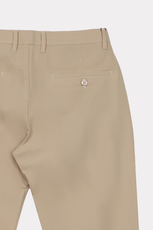 오피스 코튼 혼방 심플 슬랙스 APT105A는 베이직하고 미니멀한 스타일의 남성용 슬랙스입니다. 베이지, 네이비, 다크그레이, 그레이, 블랙 등 다양한 컬러로 출시되어 폭넓은 선택이 가능하며, 슬림핏으로 제작되어 깔끔한 핏을 선사합니다. 폴리에스터와 폴리우레탄 혼방 소재로 제작되어 사계절 내내 편안하게 착용할 수 있습니다.
