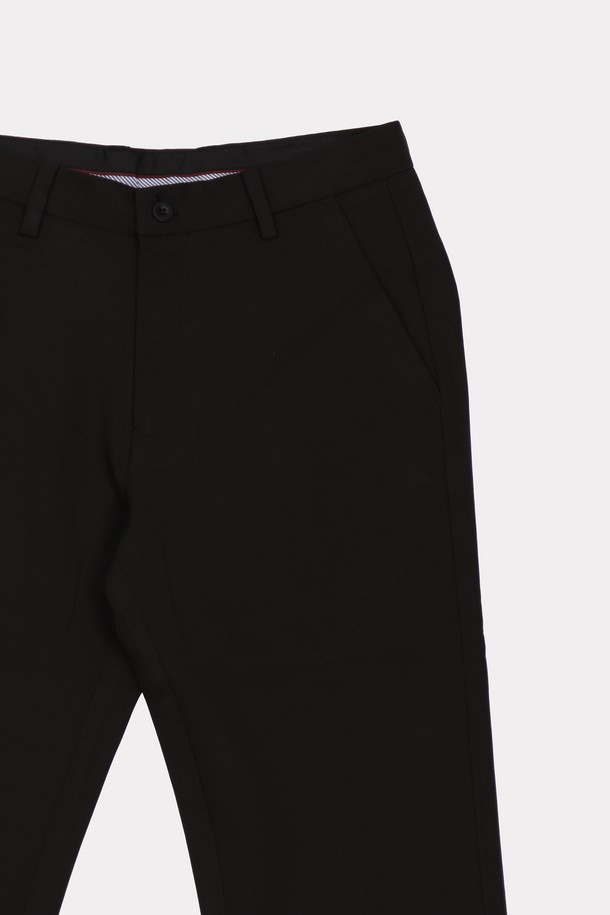 오피스 코튼 혼방 심플 슬랙스 APT105A는 남성용 슬림핏 긴 바지로, 베이지, 네이비, 다크그레이, 그레이, 블랙 등 다양한 컬러로 출시되었습니다. 폴리에스터와 폴리우레탄 혼방 소재로 제작되어 사계절 내내 착용 가능하며, 심플한 디자인과 신축성으로 편안함을 제공합니다. 오피스룩과 일상복 모두 활용 가능한 베이직 & 미니멀 스타일의 슬랙스입니다.
