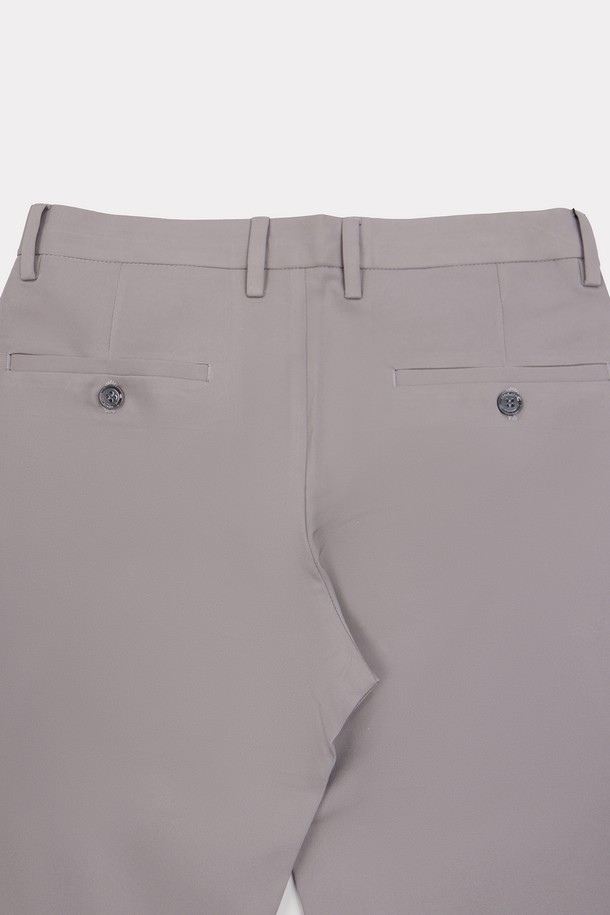 오피스 코튼 혼방 심플 슬랙스 APT105A는 남성을 위한 슬랙스입니다. 네이비, 베이지, 그레이, 다크그레이, 블랙 등 다양한 컬러로 출시되었으며, 오피스룩과 일상복 모두에 활용 가능합니다. 슬림핏, 레귤러핏, 와이드핏, 일자핏으로 출시되어 다양한 핏을 선택할 수 있으며, 폴리에스터와 폴리우레탄 혼방 소재로 제작되어 신축성이 보통입니다.
