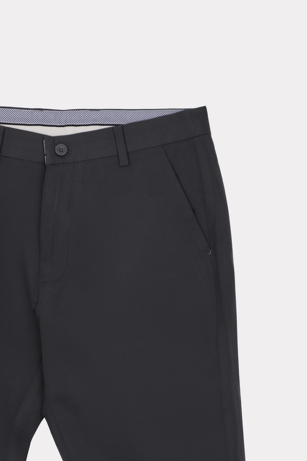 "오피스 코튼 혼방 심플 슬랙스 APT105A"는 남성용 슬랙스로, 폴리에스테르와 폴리우레탄 혼방 소재로 제작되어 봄, 여름, 가을, 겨울 사계절 모두 착용 가능합니다. 베이직하고 클래식한 스타일의 무지 디자인이며, 슬림핏, 레귤러핏, 와이드핏, 스트레이트 핏으로 다양한 핏을 선택할 수 있습니다. 네이비, 베이지, 그레이, 다크그레이, 블랙 등 5가지 색상으로 출시되었으며, 신축성이 약간 있어 편안한 착용감을 제공합니다.
