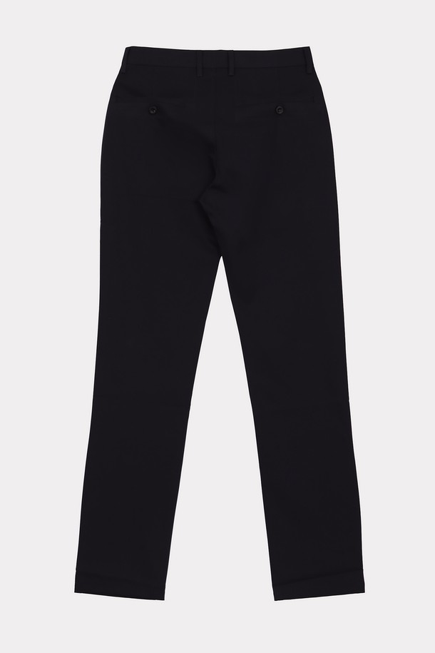 오피스 코튼 혼방 심플 슬랙스 APT105A는 남성용 슬림핏 슬랙스로, 베이직하고 미니멀한 스타일을 연출합니다. 봄, 여름, 가을, 겨울 사계절 모두 착용 가능하며, 폴리에스터와 폴리우레탄 혼방 소재로 제작되어 신축성이 있습니다. 베이지, 네이비, 다크그레이, 그레이, 블랙 등 다양한 색상으로 출시된 긴 기장의 무지 슬랙스입니다.
