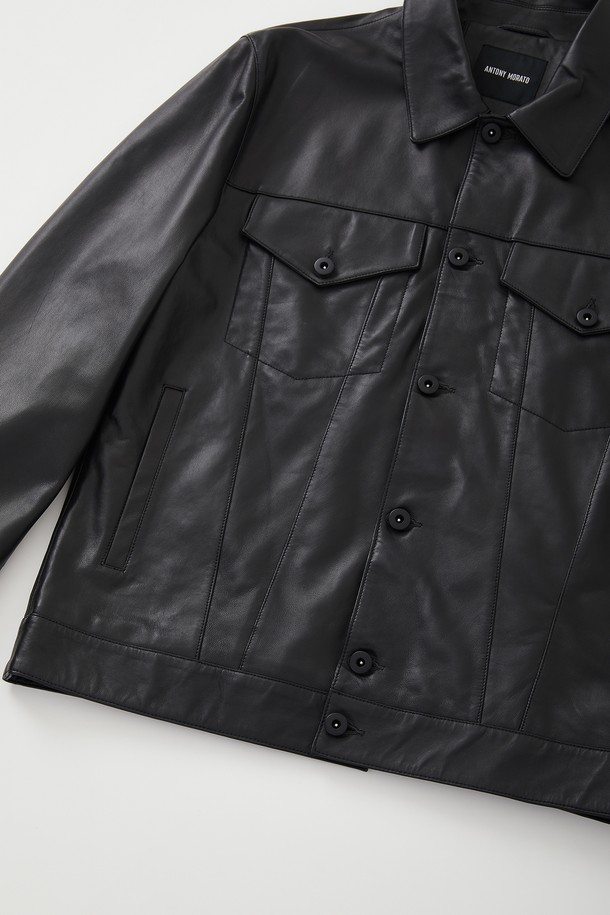 남성용 투 포켓 버튼 가죽 점퍼 CLJP109입니다. 부드러운 촉감의 소가죽 소재로 제작되어 봄, 가을 간절기에 착용하기 좋습니다. 베이직핏으로 어떤 옷에도 잘 어울리는 캐주얼하고 미니멀한 스타일을 연출합니다. 무지 디자인에 버튼 여밈 방식, 중간 두께감으로 편안하게 착용할 수 있으며, 이너 포켓 상단 가죽 마감과 버튼 디테일로 포인트를 더했습니다. 블랙 색상으로 다양한 스타일에 활용하기 좋은 데일리 아이템입니다.
