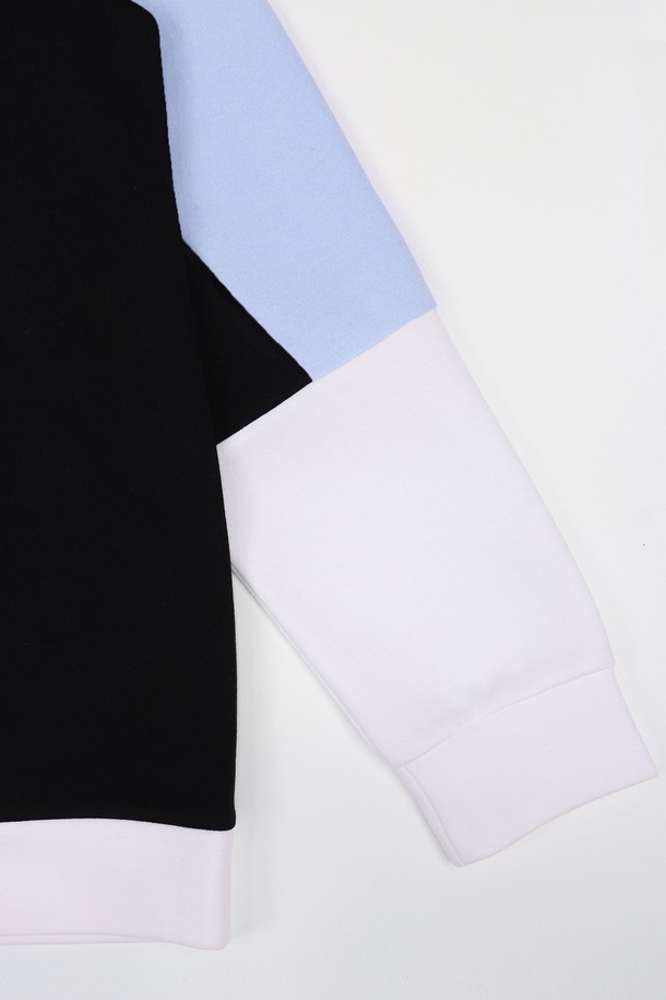 **멀티컬러 캐주얼 배색 맨투맨 TEE106A**는 [공용]으로 제작된 상의 맨투맨입니다. 봄, 가을에 어울리는 레귤러 핏의 긴소매 맨투맨으로, 부드러운 면 소재에 멀티컬러, 화이트, 블랙, 스카이블루 등의 다채로운 배색 디자인이 특징입니다. 라운드넥으로 제작되어 일상생활에서 캐주얼하고 베이직한 스타일 연출에 적합합니다. 두께는 보통이며, 편안한 착용감을 선사합니다. 미니멀한 스타일을 선호하는 분들께 추천합니다.
