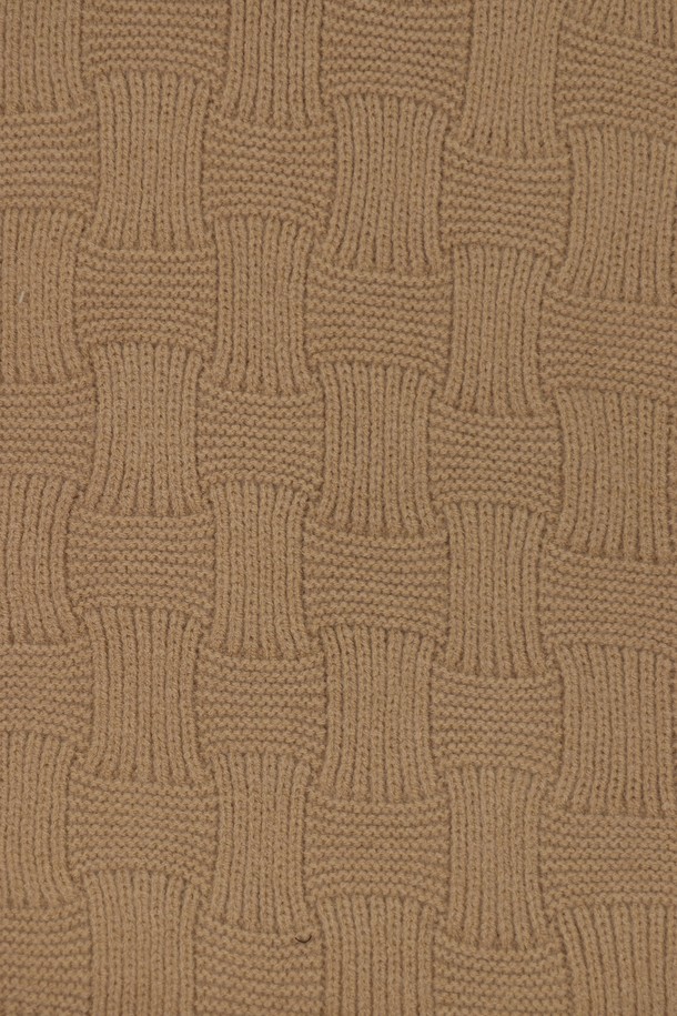 격자 패턴 니트 머플러 AMU123A는 부드러운 니트 소재로 제작되어 가을, 겨울철 따뜻함을 선사하는 머플러입니다. 베이지, 브라운 두 가지 색상으로 출시되어 다양한 룩에 매치하기 용이하며, 캐주얼 및 베이직 스타일을 연출하기 좋습니다. 격자 무늬 디자인과 두꺼운 두께감으로 보온성을 높였으며, 니트 짜임 특유의 부드러운 촉감이 특징입니다. 일상생활에서 활용하기 좋은 실용적인 아이템입니다.
