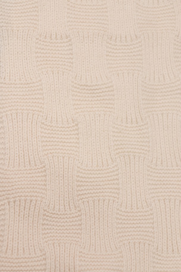 격자 패턴 니트 머플러 AMU123A는 부드러운 니트 소재로 제작되어 포근한 착용감을 선사합니다. 아이보리와 베이지 색상으로 구성되어 있어 어떤 스타일에도 잘 어울리며, 가을, 겨울철 데일리룩에 활용하기 좋습니다. 두꺼운 두께감과 격자 무늬 디자인은 보온성을 높여주며, 캐주얼, 클래식, 미니멀 스타일 모두 소화 가능한 활용도 높은 머플러입니다. 산책룩에 매치하여 포근하고 아늑한 분위기를 연출해 보세요.
