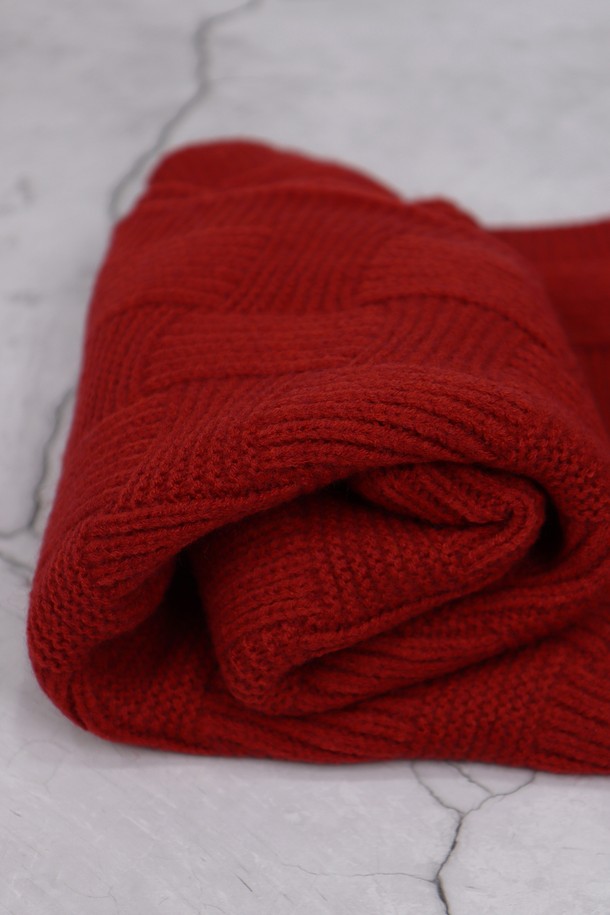 격자 패턴 니트 머플러 AMU123A는 부드러운 니트 소재로 제작되어 포근한 착용감을 선사합니다. 가을과 겨울, 쌀쌀한 날씨에 보온성을 더해주는 두꺼운 두께의 롱 스카프입니다. 격자 무늬 패턴이 돋보이는 디자인으로, 베이직하고 캐주얼한 스타일을 연출하기 좋습니다. 레드, 버건디 두 가지 색상으로 출시되어, 다양한 룩에 포인트 아이템으로 활용 가능합니다. 산책룩, 출근룩 등 데일리룩에 클래식하고 미니멀한 감성을 더해보세요.
