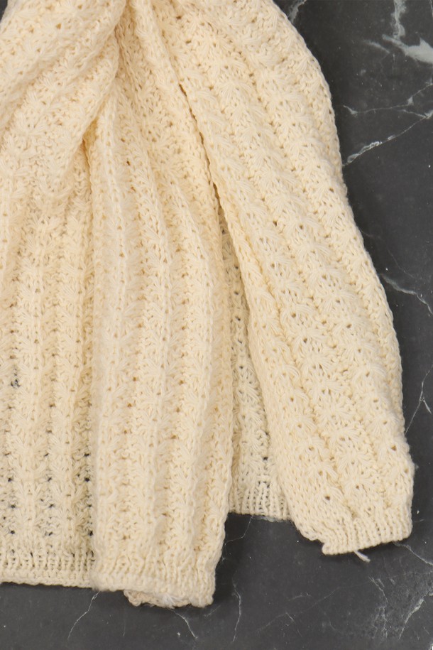 눈꽃 패턴 니트 목도리 머플러 AMU125A는 겨울과 가을, 쌀쌀한 날씨에 따뜻함과 스타일을 모두 잡을 수 있는 머플러입니다. 부드러운 니트 소재로 제작되어 뛰어난 촉감을 자랑하며, 아이보리 및 화이트 컬러의 조화가 포근한 분위기를 연출합니다. 두꺼운 두께감과 보온성을 높여 추운 날씨에도 따뜻하게 착용할 수 있습니다. 눈꽃 패턴 니트 디자인은 클래식, 미니멀, 캐주얼 등 다양한 스타일에 잘 어울려 데일리 아이템으로 활용하기 좋습니다. 
