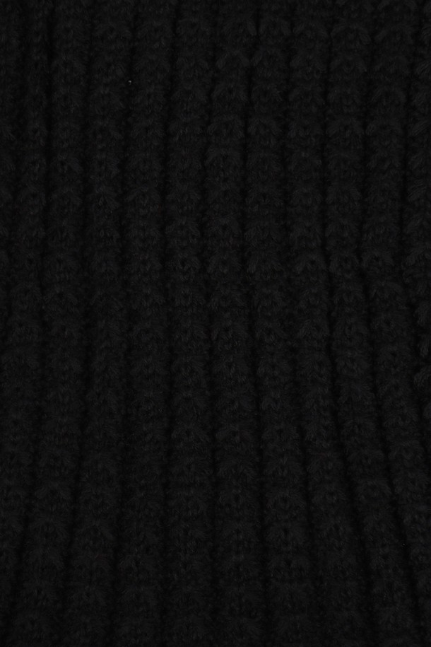 눈꽃 패턴 니트 목도리 머플러 AMU125A는 가을, 겨울철 따뜻함을 선사하는 베이직 스타일의 목도리/머플러입니다. 보온성이 뛰어난 니트 소재로 제작되었으며, 부드러운 촉감이 특징입니다. 블랙 컬러에 눈꽃 패턴 디자인이 더해져 클래식, 미니멀, 캐주얼 등 다양한 스타일에 매치하기 좋습니다. 두꺼운 두께감으로 추운 날씨에도 따뜻하게 착용할 수 있으며, 일상에서 폭넓게 활용할 수 있습니다.
