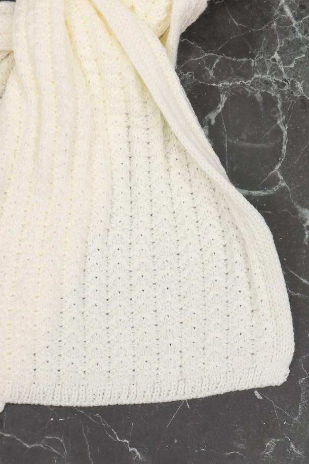 눈꽃 패턴 니트 목도리 머플러 AMU125A는 부드러운 촉감의 폴리에스테르 소재로 제작되어 보온성이 뛰어난 겨울철 필수 아이템입니다. 눈꽃 패턴이 돋보이는 디자인으로, 캐주얼한 스타일을 연출하며 출근룩, 데이트룩 등 다양한 TPO에 활용할 수 있습니다. 블랙, 베이지, 아이보리, 그레이 4가지 색상으로 출시되어, 어떤 옷에도 쉽게 매치할 수 있습니다. 중두께의 니트 소재로 제작되어 따뜻함과 스타일을 동시에 잡았습니다. 캐주얼, 미니멀, 클래식 등 어떤 스타일에도 잘 어울리는 활용도 높은 머플러입니다.
