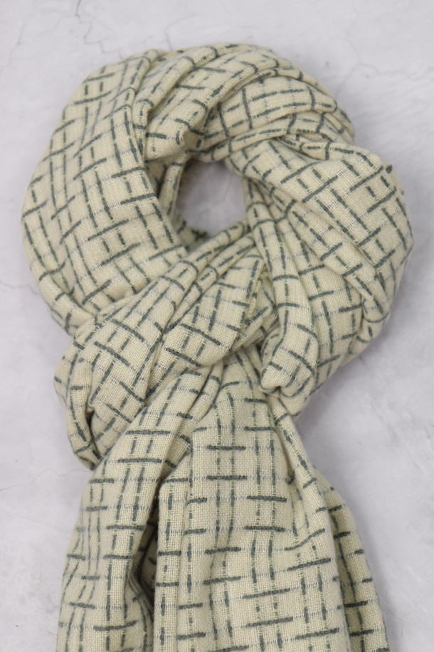 빅 격자 패턴 머플러 AMU142A는 캐주얼, 클래식, 미니멀 스타일을 아우르는 공용 머플러입니다. 가을, 겨울 시즌에 어울리는 화이트, 블랙 두 가지 색상으로 제공되며, 데일리룩에 포인트 아이템으로 활용하기 좋습니다. 격자 패턴과 프린지 디테일이 돋보이는 디자인으로, 베이직하면서도 세련된 느낌을 선사합니다. 부드러운 촉감으로 제작되어 편안하게 착용할 수 있습니다.
