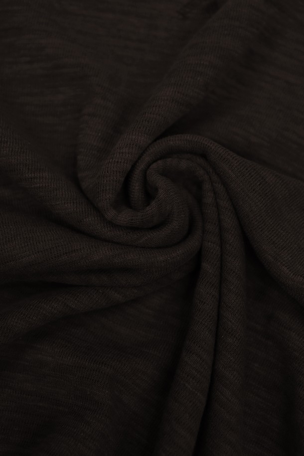 남성 봄 가을 솔리드 슬리브 긴팔 티셔츠 TEE104입니다. 부드러운 촉감의 면과 폴리에스테르 혼방 소재로 제작되어 편안한 착용감을 선사합니다. 슬림핏 라운드넥 디자인에 니트와 유사한 텍스처로, 미니멀, 클래식, 캐주얼 스타일을 연출하기 좋습니다. 네이비, 브라운, 블랙, 아이보리 4가지 솔리드 컬러로 출시되어 데이트룩, 출근룩 등 다양한 TPO에 활용 가능합니다. 얇은 두께감의 긴 소매 티셔츠로 간절기 시즌에 활용하기 좋은 베이직 아이템입니다.
