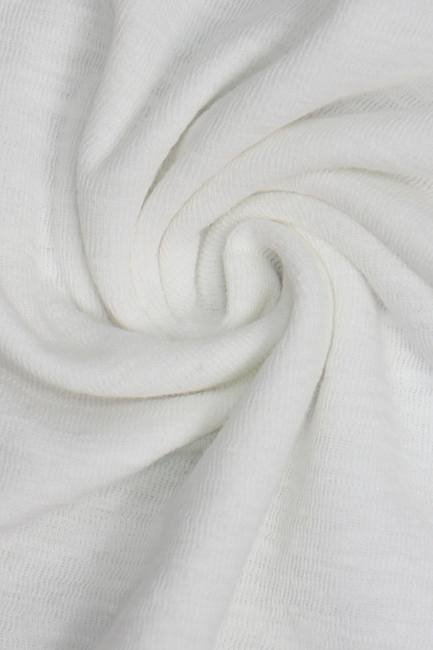 남성 봄 가을 솔리드 슬리브 긴팔 티셔츠 TEE104는 부드러운 촉감의 얇은 두께, 슬림핏 긴팔 티셔츠입니다. 면과 폴리에스테르 혼방 소재로 제작되었으며, 라운드넥 디자인에 무지 패턴으로 베이직한 스타일을 연출합니다. 네이비, 브라운, 블랙, 아이보리 4가지 컬러로 출시되었으며, 비침 없는 깔끔한 착용감을 선사합니다. 약간의 신축성이 있어 편안한 활동성을 보장하며, 데이트룩, 카페룩 등 다양한 TPO에 활용 가능합니다. 미니멀, 클래식, 캐주얼 스타일을 즐기는 남성분들께 추천합니다.
