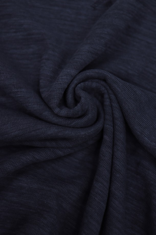 남성 봄 가을 솔리드 슬리브 긴팔 티셔츠 TEE104입니다. 부드러운 촉감의 면, 폴리에스테르 혼방 소재로 제작되어 얇고 편안한 착용감을 제공합니다. 베이직 스타일에 슬림핏 라운드넥 디자인으로 미니멀, 클래식, 캐주얼 등 다양한 스타일 연출에 용이합니다. 네이비, 브라운, 블랙, 아이보리 4가지 색상으로 출시되었으며, 출근룩이나 겨울 데일리룩 등 폭넓게 활용 가능합니다. 신축성이 약간 있으며, 비침 걱정 없이 니트처럼 가볍게 즐길 수 있는 긴팔 티셔츠입니다.
