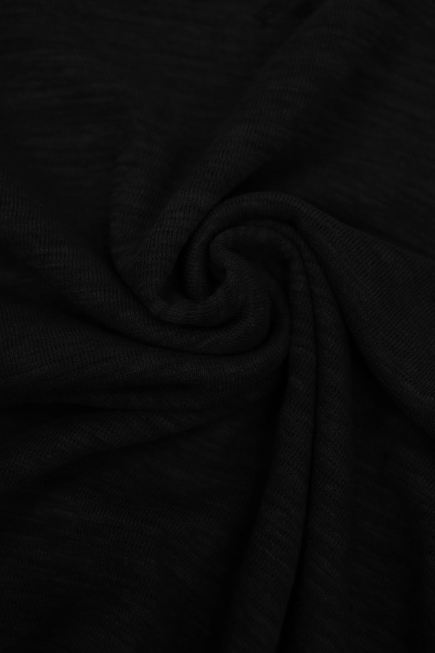 남성 봄 가을 솔리드 슬리브 긴팔 티셔츠 TEE104입니다. 부드러운 촉감의 면 59%, 폴리에스터 41% 혼방 소재로 제작되어 편안한 착용감을 선사합니다. 슬림핏 라운드넥 디자인으로, 베이직한 스타일을 연출하며 데이트룩 또는 겨울 데일리룩에 활용하기 좋습니다. 네이비, 브라운, 블랙, 아이보리 4가지 색상으로 출시되어 취향에 맞게 선택 가능합니다. 신축성이 있어 활동성을 높였습니다. 캐주얼, 미니멀, 클래식 스타일을 즐겨 입는 남성분들께 추천합니다.
