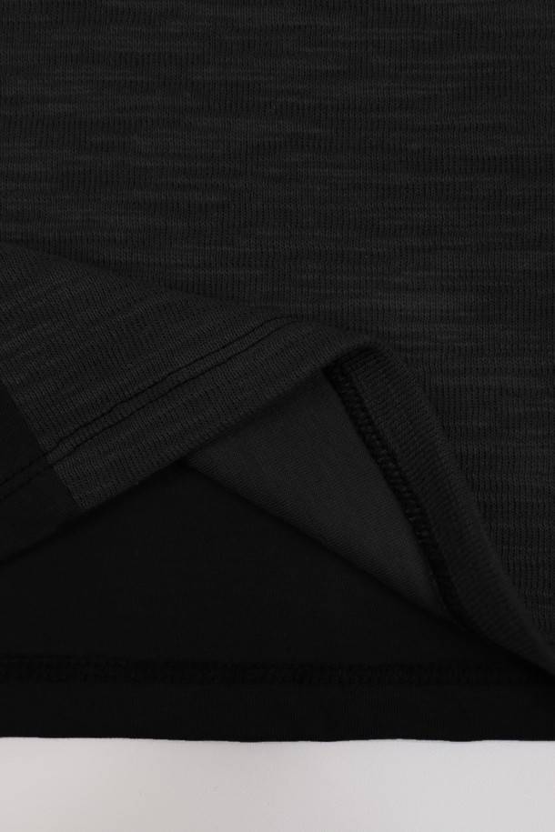 남성 솔리드 봄 가을 코튼 브이넥 긴팔 티셔츠 TEE102는 베이직한 스타일의 남성용 긴팔 티셔츠입니다. 부드러운 촉감의 면 소재로 제작되었으며, 봄, 가을 간절기에 착용하기 좋습니다. 슬림핏 디자인에 브이넥 라인으로 세련된 느낌을 더했습니다. 아이보리, 블랙, 블루, 브라운 4가지 색상으로 출시되어 데이트룩, 카페룩 등 다양한 TPO에 활용 가능합니다. 니트 느낌의 솔리드 소재에 신축성이 약간 있어 편안하게 착용할 수 있습니다. 캐주얼, 미니멀, 클래식 스타일을 즐겨 입는 남성분들께 추천합니다.
