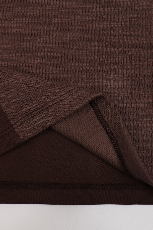 남성 솔리드 봄/가을 코튼 브이넥 긴팔 티셔츠 TEE102는 부드러운 착용감의 면 소재로 제작되어 편안함을 선사합니다. 얇은 두께감으로 봄, 가을 간절기에 적합하며, 슬림핏 디자인과 베이직 스타일로 미니멀, 클래식, 캐주얼 등 다양한 룩에 활용하기 좋습니다. 아이보리, 블랙, 네이비, 브라운까지 네 가지의 기본 컬러로 출시되어 폭넓은 선택이 가능합니다. 약간의 신축성이 있어 활동성을 높였으며, 비침 걱정 없이 니트 느낌으로 세련된 분위기를 연출할 수 있습니다. 브이넥 라인과 긴 소매 디자인이 특징인 솔리드 긴팔 티셔츠입니다.
