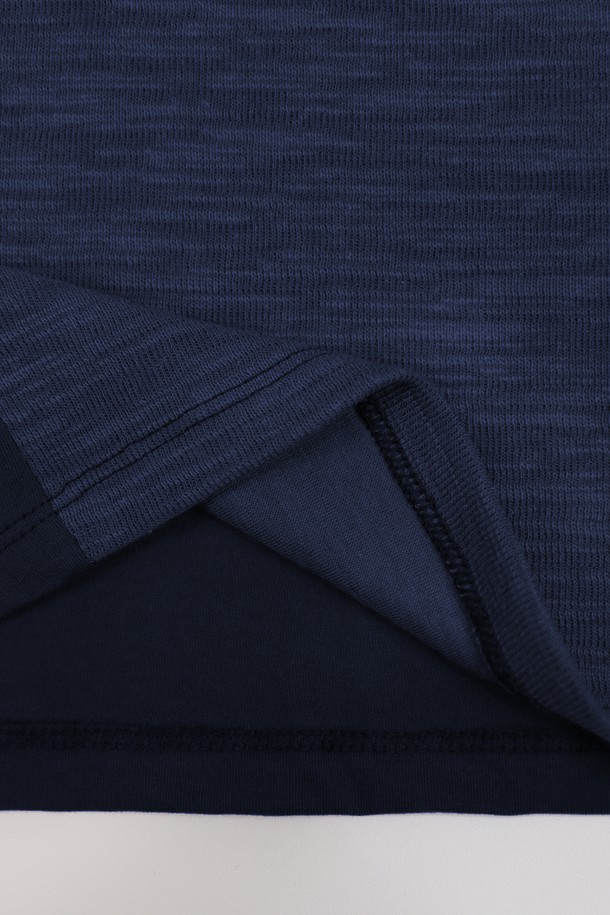 남성 솔리드 봄 가을 코튼 브이넥 긴팔 티셔츠 TEE102는 부드러운 촉감의 면 소재로 제작되어 편안한 착용감을 선사합니다. 봄, 가을 시즌에 적합하며, 베이직한 스타일의 무지 디자인으로 다양한 룩에 활용하기 좋습니다. 슬림핏으로 깔끔하게 떨어지는 핏과 살짝 비침이 있는 얇은 두께, 약간의 신축성으로 활동성을 더했습니다. 브이넥 라인과 긴 소매 기장으로 세련됨을 더하여 데이트룩, 카페룩 등 다양한 TPO에 활용 가능하며, 미니멀, 클래식, 캐주얼 스타일을 연출할 수 있습니다. 아이보리, 블랙, 블루, 브라운 4가지 컬러로 출시되어 폭넓은 선택지를 제공합니다.
