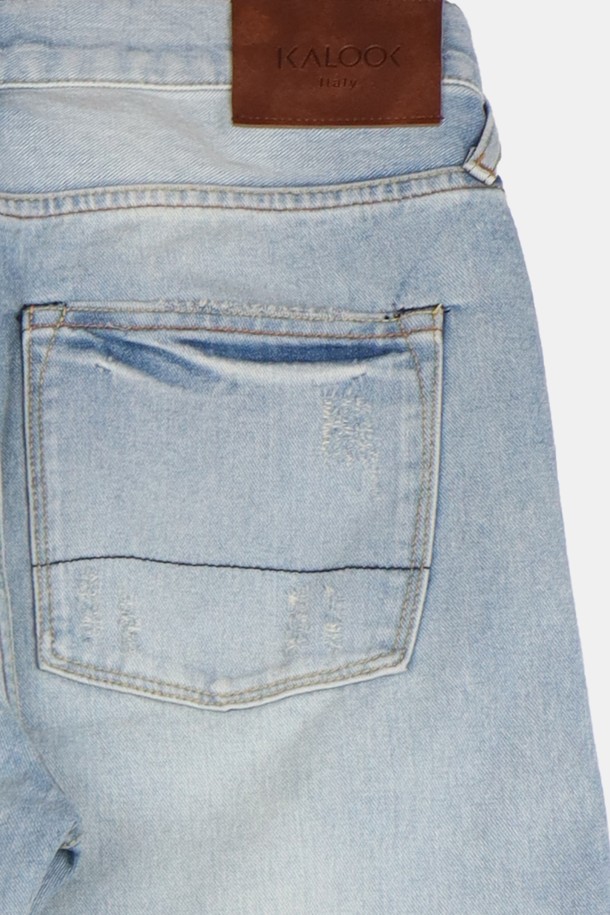 IKALOOK (이카룩) 봄/가을 연청 레귤러 핏 데미지 진 AJN172는 캐주얼한 스타일을 연출하기 좋은 남성 데님 팬츠입니다. 연청 컬러에 데미지 디테일이 더해져 트렌디한 무드를 선사하며, 면 98%와 폴리우레탄 2%의 혼방 소재로 제작되어 편안한 착용감을 제공합니다. 레귤러 핏으로 제작되어 누구나 부담 없이 즐겨 입을 수 있으며, 봄, 가을, 여름 시즌에 착용하기 적합합니다. 지퍼형 여밈 방식으로 간편하게 착용 가능하며, 데이트룩, 동네 마실룩, 쇼핑룩 등 다양한 TPO에 활용하기 좋습니다. 미니멀, 시티보이 스타일을 즐기는 분들께 추천합니다.
