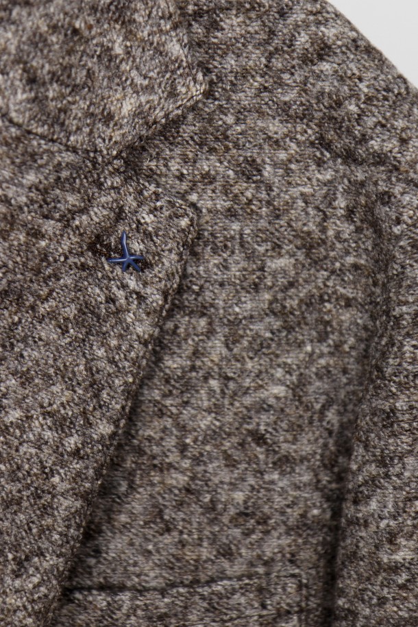 브라운 멜란지 투버튼 소프트 울 혼방 재킷 AJK112A는 남성용 아우터입니다. 가을과 겨울에 어울리는 두꺼운 두께감의 재킷으로, 부드러운 촉감의 울 혼방 소재로 제작되었습니다. 클래식하고 베이직한 스타일의 무지 패턴에 레귤러 핏, 테일러드 코트 타입으로 오피스룩, 비즈니스 캐주얼, 출근룩에 적합합니다. 투버튼 여밈 방식과 긴 소매 기장으로 미니멀하면서도 세련된 분위기를 연출합니다.
