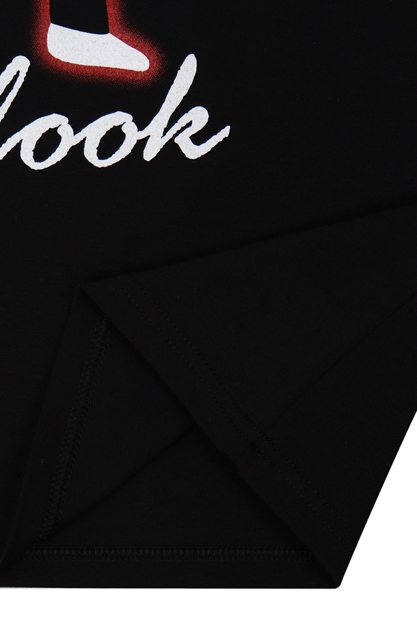 마이클 나염 실켓 반팔 티셔츠 ASTEE116은 남성용 티셔츠로, 봄, 여름, 가을 시즌에 착용하기 적합합니다. 부드러운 촉감의 면, 나일론, 폴리우레탄 혼방 소재로 제작되었으며, 슬림핏 라운드넥 디자인에 얇은 두께로 편안한 착용감을 제공합니다. 캐주얼 스타일의 나염 프린트가 돋보이며, 화이트와 블랙 두 가지 색상으로 출시되었습니다.
