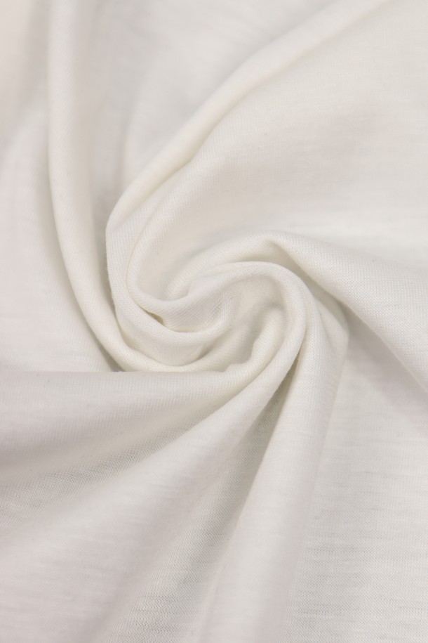 남성용 고급 텐셀 셔츠형 반팔 카라 티셔츠 STEE102A는 부드러운 텐셀과 면 혼방 소재로 제작되어, 얇은 두께감과 약간의 신축성으로 편안한 착용감을 선사합니다. 베이직한 스트라이프 패턴과 슬림핏 디자인으로 일상복에 잘 어울리며, 베이지, 블랙, 화이트 색상으로 제공됩니다. 고급 국내 원단을 사용하여 제작되었으며, 카라 디자인으로 세련된 느낌을 더했습니다.
