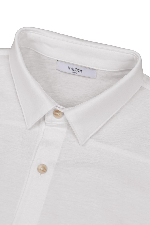 남성용 고급 텐셀 셔츠형 반팔 카라 티셔츠 STEE102A는 부드러운 텐셀과 면 혼방 소재로 제작되어 시원하고 편안한 착용감을 제공합니다. 베이직한 디자인에 슬림핏으로 제작되었으며, 베이지, 블랙, 화이트 색상으로 다양한 스타일 연출이 가능합니다. 일상복으로 적합하며, 얇은 두께와 약간의 신축성으로 여름철에도 쾌적하게 입을 수 있습니다.
