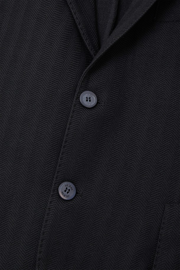 블랙 컬러의 헤링본 패턴이 돋보이는 CJK107 스판 자켓입니다. 봄, 가을에 착용하기 적합하며, 베이직한 스타일로 일상복으로 활용하기 좋습니다. 폴리에스터, 레이온, 폴리우레탄 혼방 소재로 제작되어 신축성 있는 편안한 착용감을 선사하며, 긴 소매와 버튼 여밈, 베이직 핏 디자인이 특징입니다. 안주머니 버튼 디테일과 브랜드 라벨 패치가 돋보입니다.
