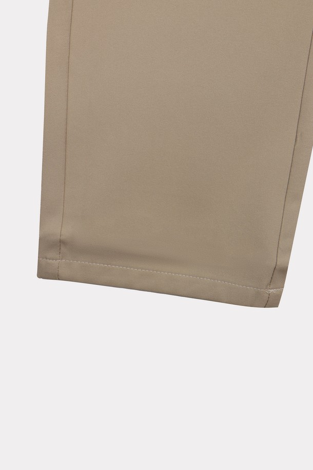 오피스 코튼 혼방 심플 슬랙스 APT105A는 베이직하고 미니멀한 스타일의 남성용 슬랙스입니다. 베이지, 네이비, 다크그레이, 그레이, 블랙 등 다양한 컬러로 출시되어 폭넓은 선택이 가능하며, 슬림핏으로 제작되어 깔끔한 핏을 선사합니다. 폴리에스터와 폴리우레탄 혼방 소재로 제작되어 사계절 내내 편안하게 착용할 수 있습니다.
